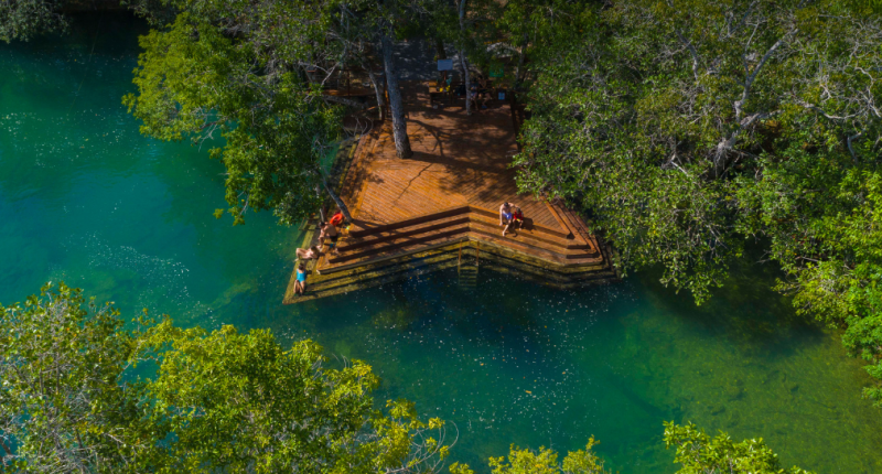 Vista aérea do Estrela do Formoso com águas cristalinas e vegetação nativa, destacando a harmonia entre natureza preservada e estrutura sustentável.