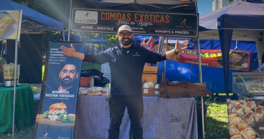 Chef Henrique Soares preparando carnes exóticas em evento gastronômico, representando a identidade da HS Gastronomia