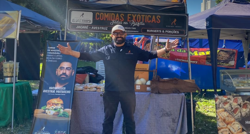 Chef Henrique Soares preparando carnes exóticas em evento gastronômico, representando a identidade da HS Gastronomia