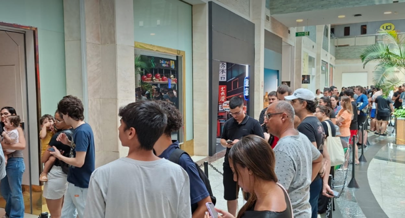 Fãs aguardam na fila para comprar ingressos do show do Guns N’ Roses em Campo Grande