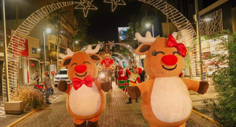 Parada Natalina percorre a Rua 14 de Julho durante o Natal em Campo Grande.