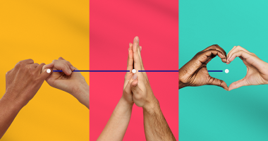 Pessoas conversando em ambiente acolhedor, representando apoio social e bem-estar emocional.