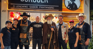 Time do Búfalo Beef em frente a loja