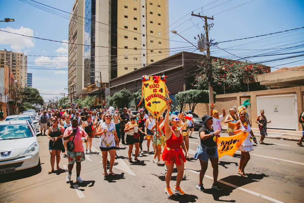 Foliões reunidos na Esplanada Ferroviária durante o Carnaval de rua de Campo Grande