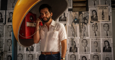 Cena de O Agente Secreto mostra Wagner Moura em atmosfera sombria do Recife dos anos 1970