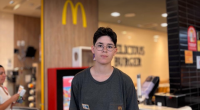 Colaboradores do McDonald’s em ambiente inclusivo durante ações de diversidade e respeito à identidade