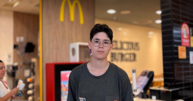 Colaboradores do McDonald’s em ambiente inclusivo durante ações de diversidade e respeito à identidade