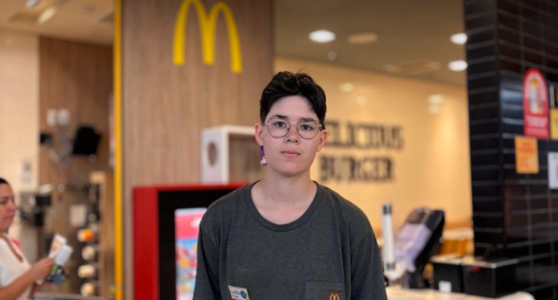 Colaboradores do McDonald’s em ambiente inclusivo durante ações de diversidade e respeito à identidade