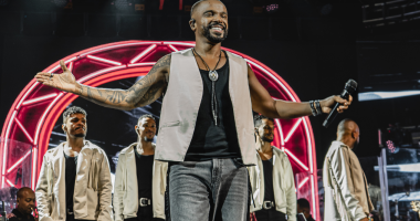 Alexandre Pires canta no palco em show do projeto Pagonejo Bão
