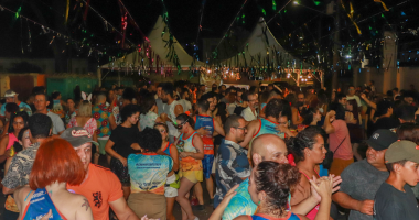 Banda Ipê de Serra se apresenta em esquenta do Bloco Forrozeiros MS na Capivas Cervejaria, com público dançando forró em clima de Carnaval