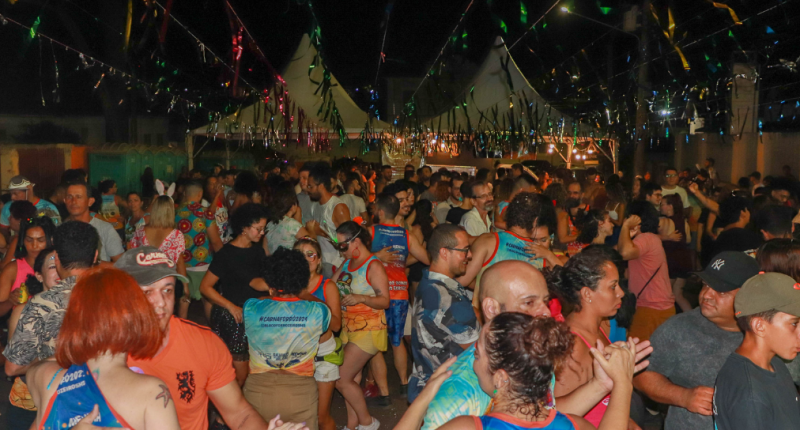 Banda Ipê de Serra se apresenta em esquenta do Bloco Forrozeiros MS na Capivas Cervejaria, com público dançando forró em clima de Carnaval