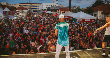 Foliões reunidos na Esplanada Ferroviária durante o Carnaval de rua de Campo Grande