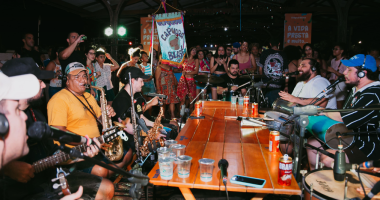 Público lota a Esplanada Ferroviária durante esquenta do Bloco Capivara Blasé em Campo Grande, com shows e clima de Carnaval