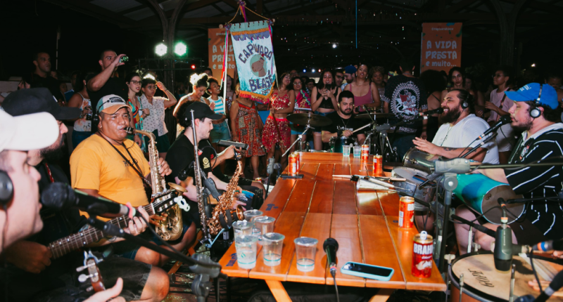 Público lota a Esplanada Ferroviária durante esquenta do Bloco Capivara Blasé em Campo Grande, com shows e clima de Carnaval
