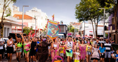 Público reunido em esquenta do Bloco Capivara Blasé com samba ao ar livre em Campo Grande, em 2025