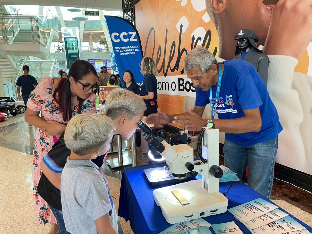 Ação educativa contra a dengue no Shopping Bosque dos Ipês