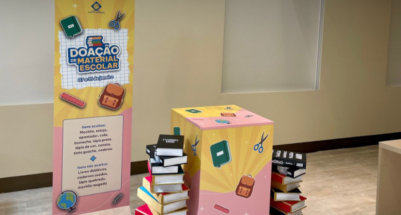 Ponto de arrecadação da campanha Volta às Aulas Solidária no Shopping Campo Grande, com materiais escolares e livros para doação