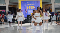 Jovens dançam K-pop em espaço cultural do Bosque dos Ipês durante evento gratuito