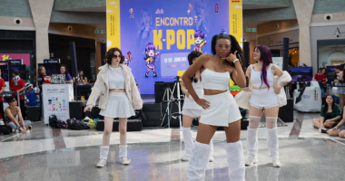 Jovens dançam K-pop em espaço cultural do Bosque dos Ipês durante evento gratuito