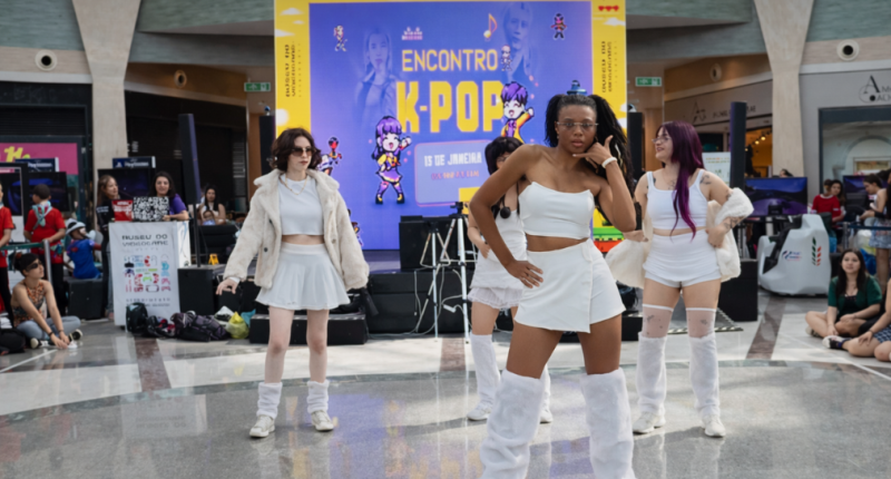 Jovens dançam K-pop em espaço cultural do Bosque dos Ipês durante evento gratuito