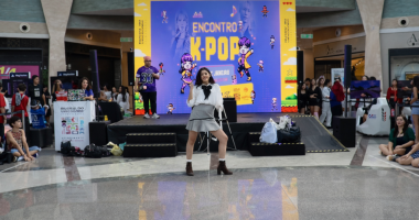Apresentação kpop no museu do videogame