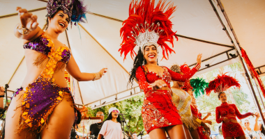 Público circula pela Feira Borogodó em edição especial de Carnaval na Praça do Coophafé