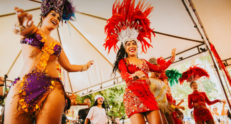 Público circula pela Feira Borogodó em edição especial de Carnaval na Praça do Coophafé