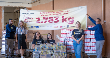 Entrega de alimentos arrecadados na Campanha de Natal do Shopping Norte Sul Plaza ao Sesc Mesa Brasil