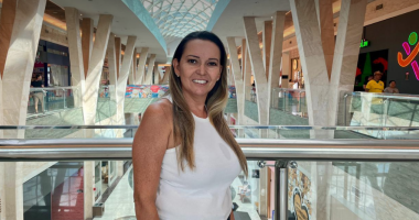 Cliente sorrindo ao saber da notícia que foi a ganhadora do HR-V