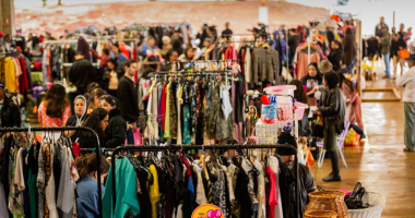 Público circulando entre brechós durante o evento Desapega CG