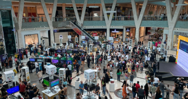 Visitantes jogando em consoles clássicos no Museu do Videogame Itinerante