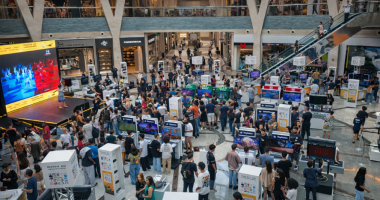 Visitantes jogando consoles clássicos na 15ª edição do Museu do Videogame no Shopping Bosque dos Ipês