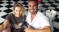 Bianca Rinaldi e Rodrigo Phavanello em cena na comédia Casa, Comida & Alma Lavada no Palácio Popular da Cultura