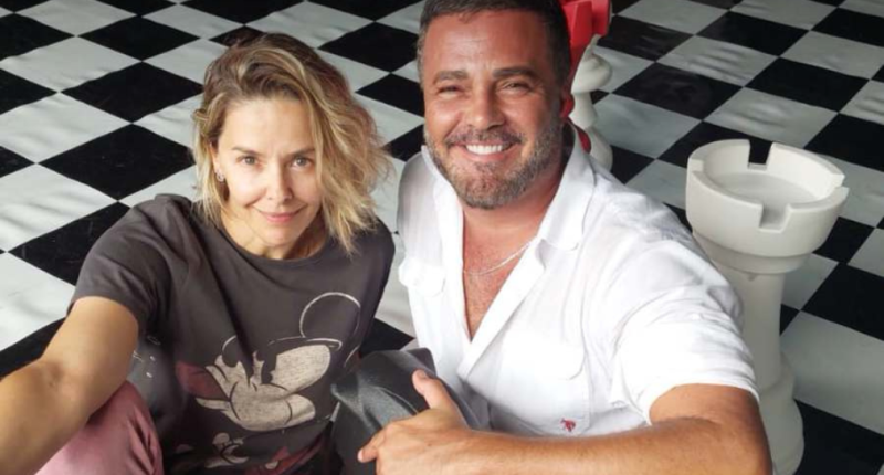 Bianca Rinaldi e Rodrigo Phavanello em cena na comédia Casa, Comida & Alma Lavada no Palácio Popular da Cultura