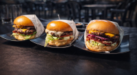 Smash burger artesanal servido no pão brioche na Dogueria Sabor de Mãe, em Campo Grande