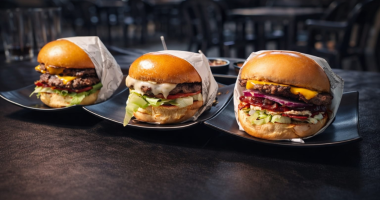 Smash burger artesanal servido no pão brioche na Dogueria Sabor de Mãe, em Campo Grande