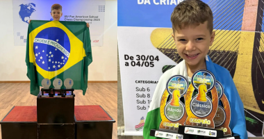 Menino prodígio do xadrez joga simultânea com jovens no Lago de Carpas do Comper Itanhangá