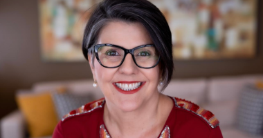 Karina Alonso, especialista em rh em pose feita