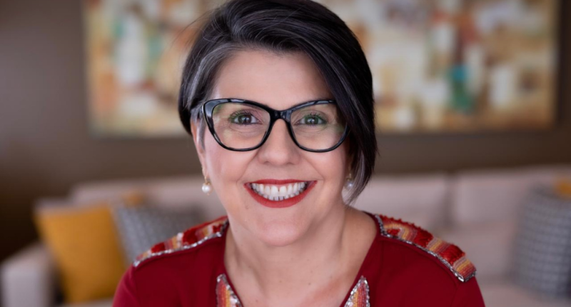 Karina Alonso, especialista em rh em pose feita