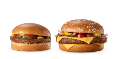 Sanduíches clássicos do McDonald’s, como Big Mac e Quarterão com Queijo, servidos quentes e suculentos em bandeja.