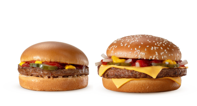 Sanduíches clássicos do McDonald’s, como Big Mac e Quarterão com Queijo, servidos quentes e suculentos em bandeja.