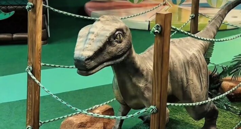 Parque indoor colorido com dinossauros gigantes e brinquedos interativos cheio de crianças se divertindo no Shopping Campo Grande