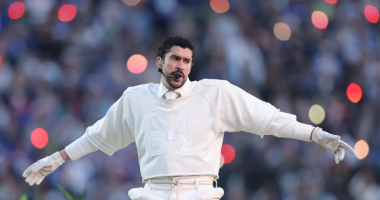 Bad Bunny se apresenta no Super Bowl com cenário inspirado em Porto Rico, dançarinos latinos e mensagens de união projetadas no telão