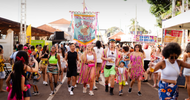 Bloco Capivara Blasé reúne público diverso na Esplanada Ferroviária com música e inclusão.