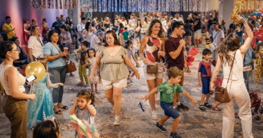 Crianças fantasiadas participam de bailinho infantil no Carnavalzinho do Bosque dos Ipês