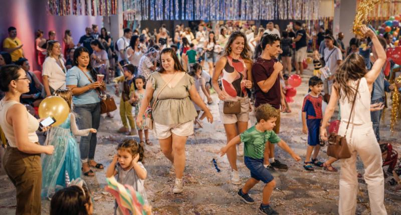 Crianças fantasiadas participam de bailinho infantil no Carnavalzinho do Bosque dos Ipês