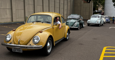 Carros antigos expostos ao ar livre no estacionamento do Shopping Norte Sul