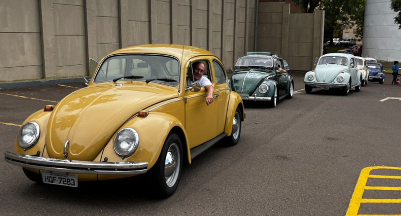 Carros antigos expostos ao ar livre no estacionamento do Shopping Norte Sul
