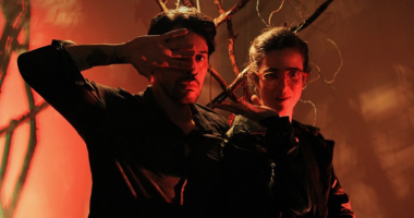 Instalação-performática ocupa salas do Casarão Thomé com luz baixa, corpo em movimento e projeções sensoriais