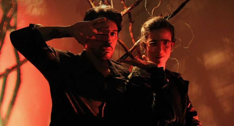 Instalação-performática ocupa salas do Casarão Thomé com luz baixa, corpo em movimento e projeções sensoriais